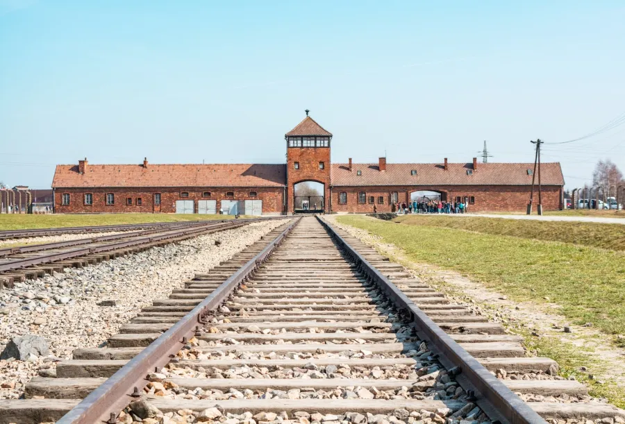 Cesta do minulosti: Návštěva Osvětimi a Březinky