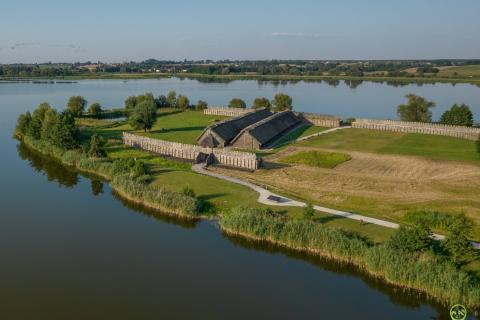 Pravěká pevnost v Biskupinu a Hnězdno